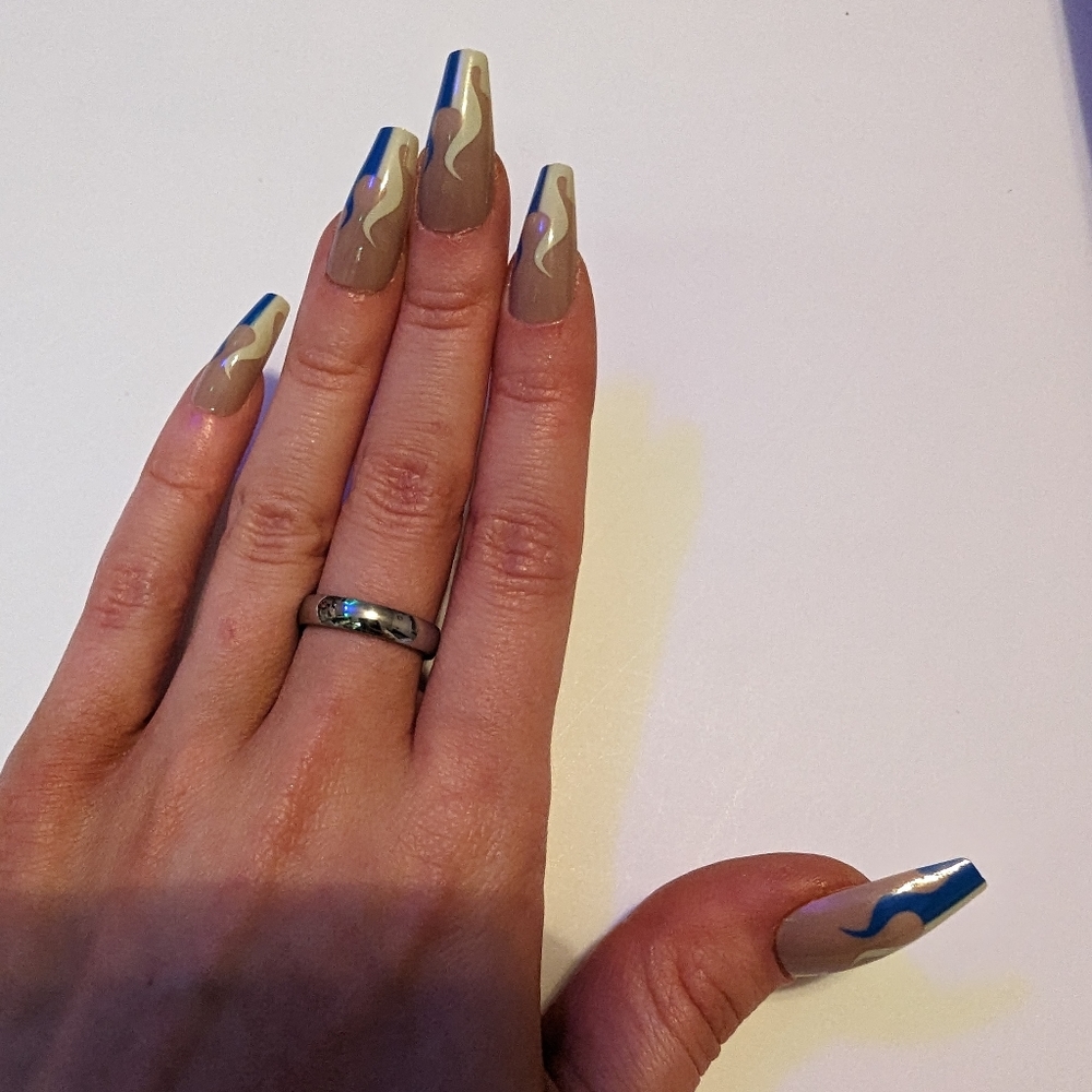 Silvery ring/band - Picture 4 of 9